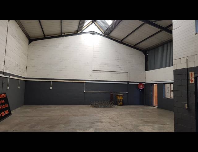 1,290M² FACTORY TO LET IN STIKLAND INDUSTRIAL
